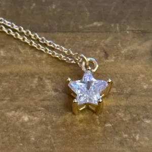 Lovisa gold plated cubic zirconia star pendant necklace thumbnail 3