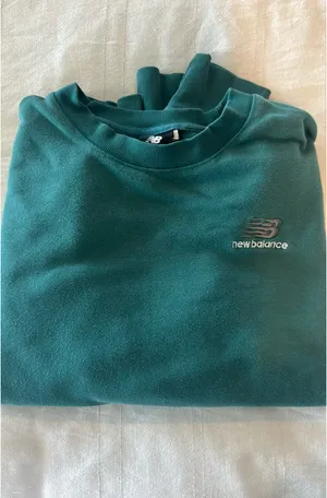 New Balance Green Crewneck Sweatshirt Pullover Women’s Medium thumbnail 3