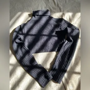 Bershka Black top thumbnail 2