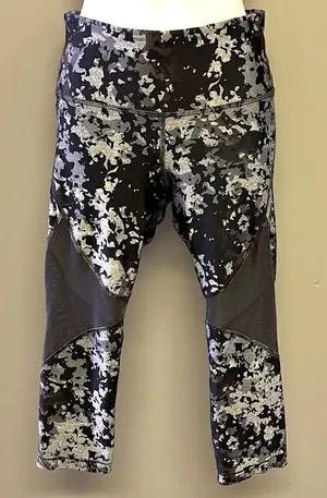 Under Armour Women’s HeatGear Ankle Cropped Camo Print Compression Leggings- M thumbnail 1