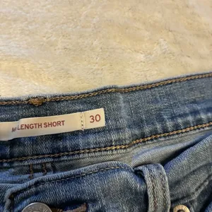 Levi Strauss Mid Length Blue Denim Women's Shorts - Casual Rolled Hem Size 30 thumbnail 7