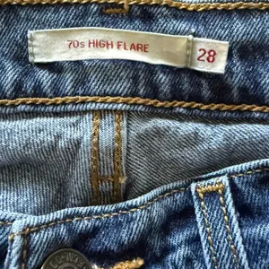 Levis Premium 70s Super High Rise Flare Slim Medium Wash Denim Blue Jeans Sz 28 thumbnail 3