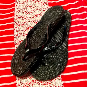Ron Jon black swirl design flip flops thumbnail 3