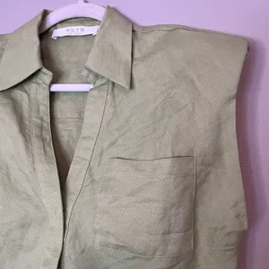 ASTR The Label Kathlynn Linen Blend Front Twist Collared Crop Top Celery Green thumbnail 4