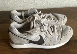 Nike Venture Runner Women’s Size 7 Grey & Brown thumbnail 1