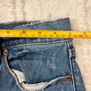 Abercrombie & Fitch The Mom Short High Rise Medium Wash Distressed Denim 28 6 thumbnail 3