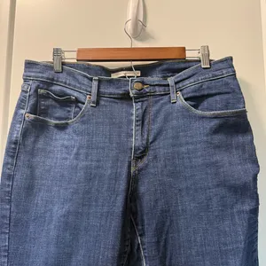 Levis Classic Straight Jean Dark Wash Mid‎ Rise 31x28 PETITE thumbnail 2