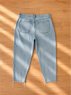 Old Navy High Rise Slouchy Taper Jeans Size 14 Light Wash Raw Hem Mom Jeans thumbnail 2