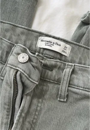 Abercrombie High Rise Barrel Jeans thumbnail 4