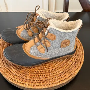 Sorel Gray and Tan Waterproof Boots-‎ insoles missing thumbnail 4
