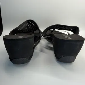 DKNY woman shoes Size 7 Used . Good.‎ 3" Platform thumbnail 3
