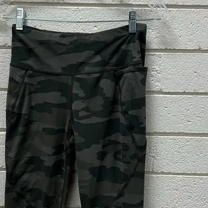 Sweaty Betty Power 7/8 Length leggings in a green camo print size S thumbnail 7