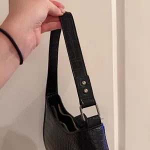 Urban Outfitters Black Croc-Textured Shoulder Bag thumbnail 4
