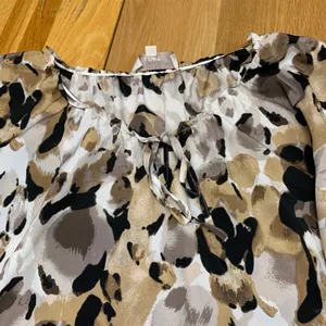 Ann Taylor LOFT Abstract Animal Print Tie Neck Blouse Tan Brown Black Womens M‎ thumbnail 2