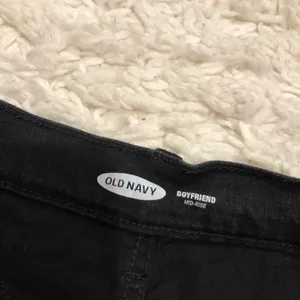Old Navy Mid Rise Distressed Boyfriend Jean Shorts Black‎ 4 thumbnail 6