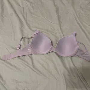 SKIMS FITS EVERYBODY T-SHIRT BRA in Lily Size 32C ($54) thumbnail 5