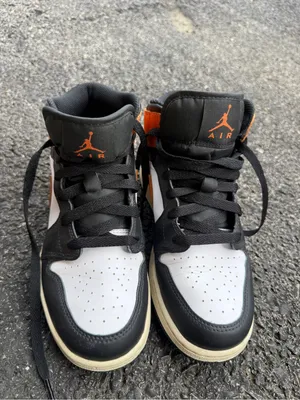 Air Jordan 1 Mid Black White Orange Youth 5.5Y / Women’s 7 thumbnail 5