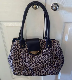 Used Tommy Hilfiger purse thumbnail 1