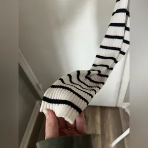 Abercrombie & Fitch Woman’s White & Black Striped Cotton Swearer Size Large thumbnail 5