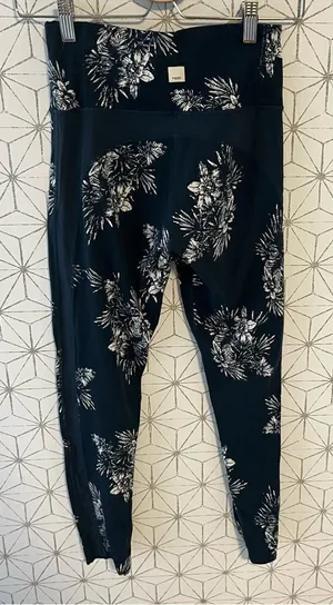 Vuori Navy Floral Legging thumbnail 1