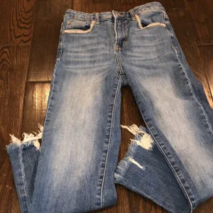 RISEN jeans size 3/26 distressed thumbnail 6