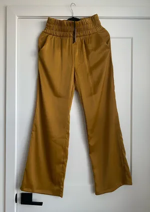 Sincerly Jules Women’s Size M Gold Satin High Waisted Wide Leg Pants NWT thumbnail 2