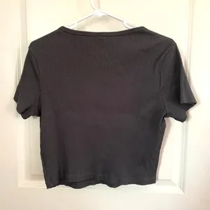 Uniqlo Ribbed Crew Neck Short Sleeve Cropped T-shirt in Gray *Discoloration* thumbnail 4