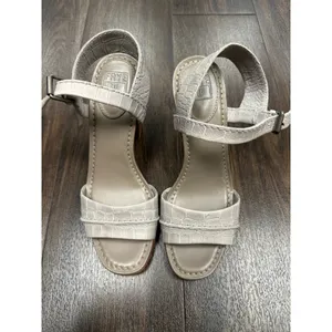 THE FRYE COMPANY Grey Croc Embossed Leather Block Heel Sandals | Size 6.5M thumbnail 2