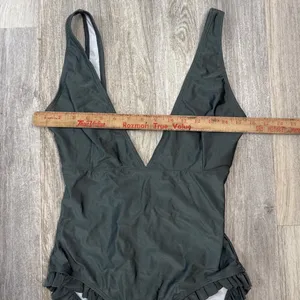 Cupshe Sweet Smile Solid One Piece Swimsuit Dark Green Ruffle Trim V-Neck Medium thumbnail 4
