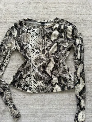 Windsor Black & White Snake Print Long Sleeve Crop Top (Size Small) thumbnail 3