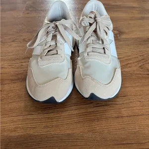 NWT New Balance Cream and White Casual Sneakers thumbnail 2