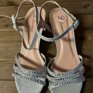 L Lorraine Berkly Silver Rhinestone Shoes Formal Prom Wedding kitten Heels Sz 9 thumbnail 2