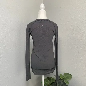 Lululemon Black White Stripe Swiftly Tech Long Sleeve Thumb Holes Sporty Yoga thumbnail 4