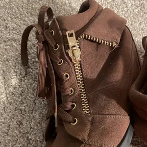 Forever 21 wedge bootie in chocolate brown with gold trim size 7.5 thumbnail 9