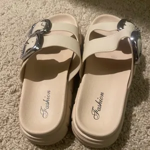 New Without Tag Beige Rubber Ssndals Size 6.5 thumbnail 2
