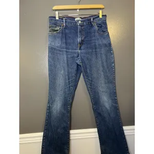 Levis Relaxed Boot Cut Jeans Womens 12 Blue Medium Wash Stretch Denim Pants thumbnail 2