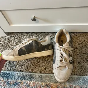 Women’s Shoes thumbnail 4