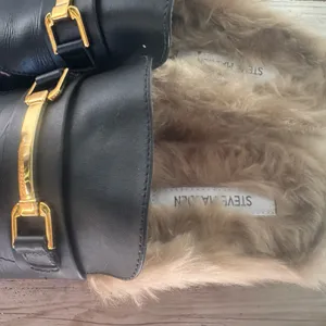 Steve Madden Black Leather Fur-Lined Mule with Gold Horsebit thumbnail 10
