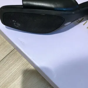 On - 34th Black Women's Slide Sandals EUC thumbnail 4