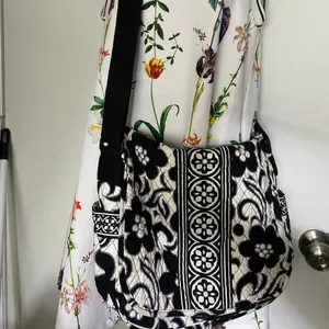 VERA BRADLEY Black & White Floral Messenger Bag thumbnail 6
