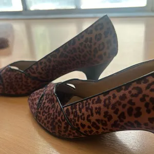 Leopard Heels 8.5 Peep-Toe Leopard print mid Heel in Brown & Black by lmpo thumbnail 1
