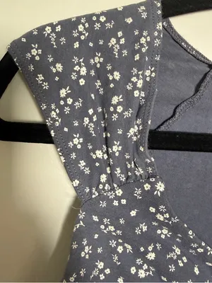 Hollister Blue Floral V-Neck Women's Top Large Cropped thumbnail 4