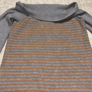 Small Anthropologie Sweater cowl neck grey and tan bell sleeve slits thumbnail 2