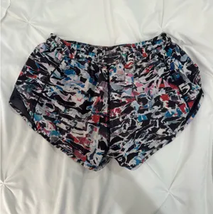 Lululemon Shorts Hotty Hot 2.5" thumbnail 2