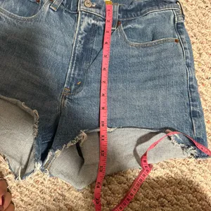 Abercrombie & Fitch High Rise 4" Mom Short Medium Wash- Size 28 thumbnail 10