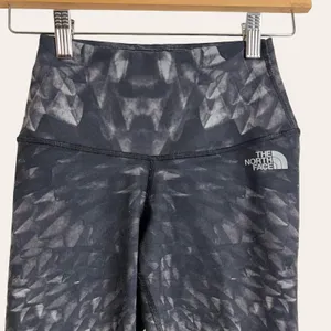 The North Face Flashdry Black Print High Waist Athletic Leggings Size XS thumbnail 2