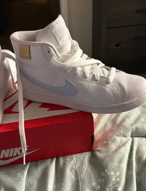 Nike Shoes Court Royale 2 Mid Women’s thumbnail 1