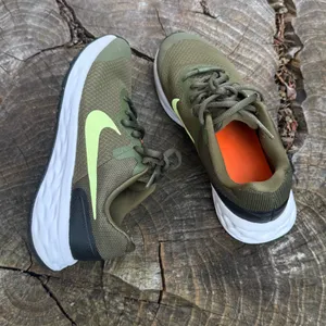 NIKE Revolution 6 NN – Smooth, Sustainable kids Running Shoes size 5.Y thumbnail 4