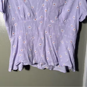 Loft Women's Size 4 Daisy Print Flutter‎ Sleeve Blouse Light Purple V-Neck Zip thumbnail 4