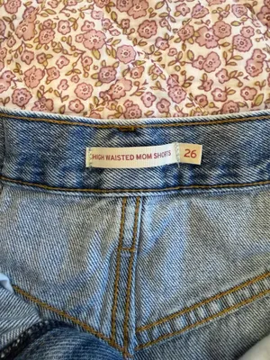 Levi’s High-Waisted Mom Shorts Denim thumbnail 3